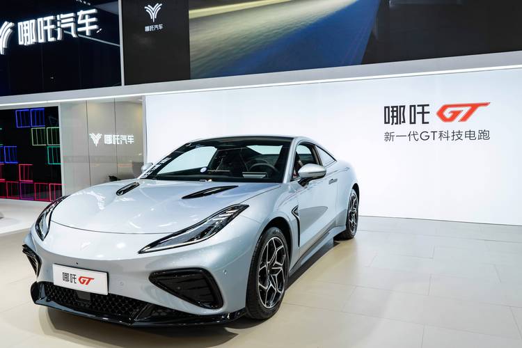 东莞146哪吒汽车在智能汽车领域的表现，领途汽车在新能源汽车市场中的影响力